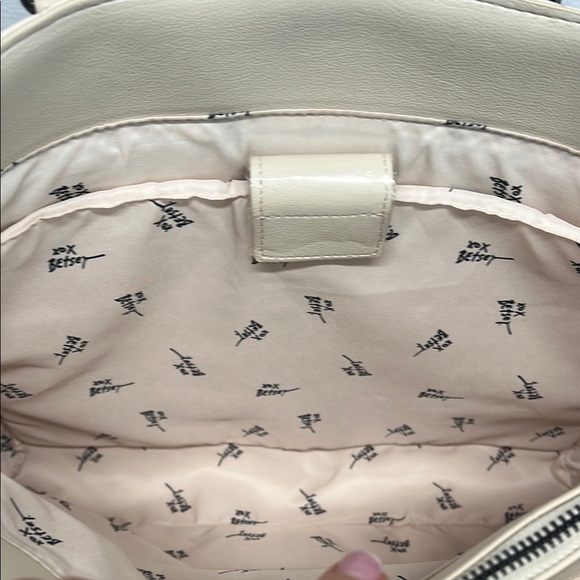 Betsey Johnson Cream Laptop Tote w/ Bag Charms ✨ - Picture 10 of 13